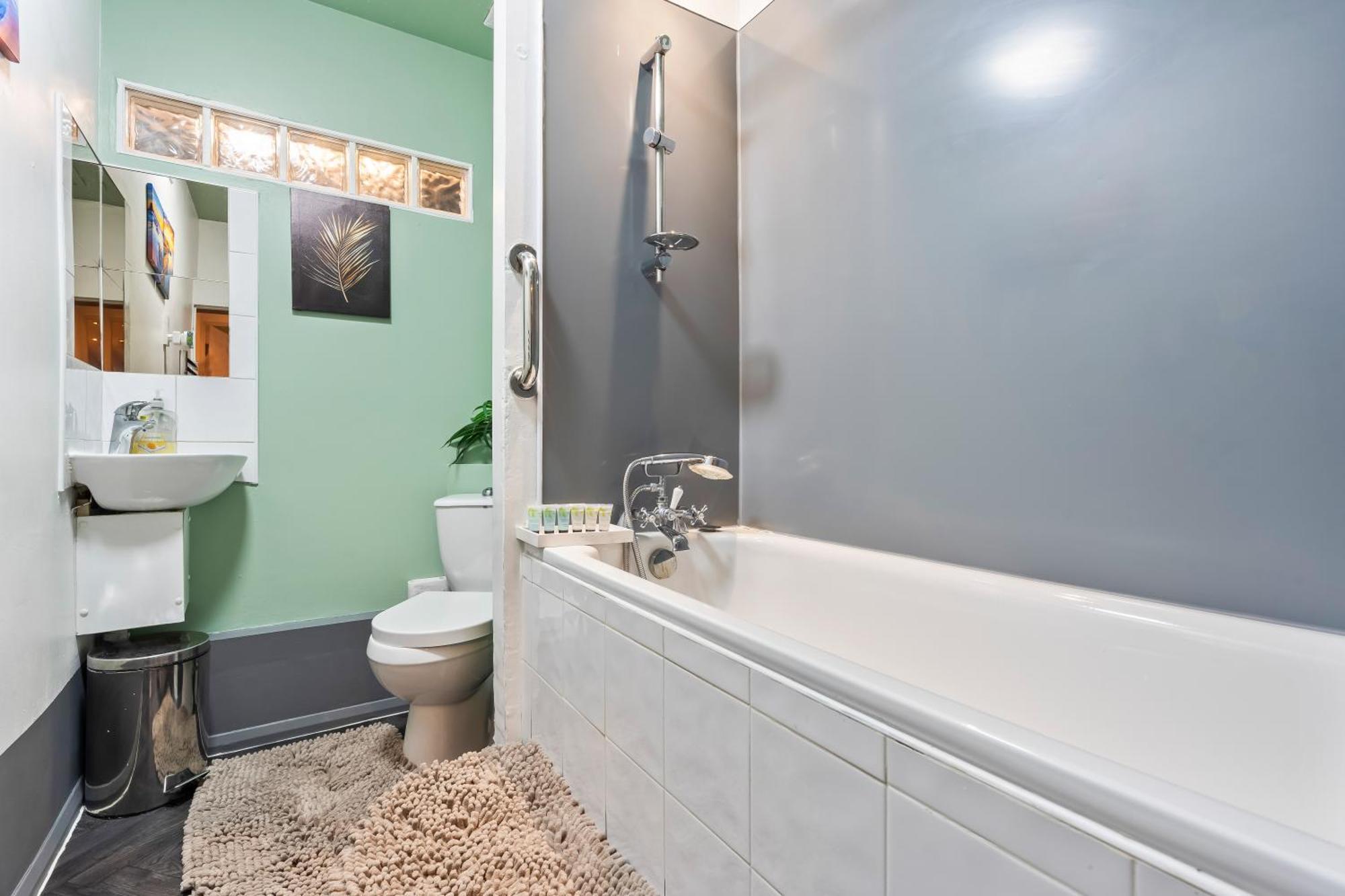 Comfy 4Br House Close To Subway London Exterior foto